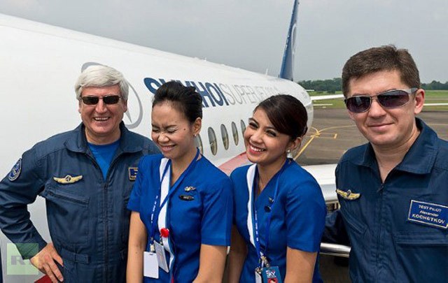 Cơ trưởng điều khiển chiếc máy bay gặp nạn - Alexander Yablontsev và cơ phó Alexander Kochetkov chụp ảnh cùng các chiêu đãi viên Indonesia trước khi tai hoạ xả ra